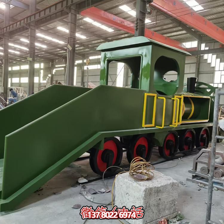 精致不銹鋼車頭雕塑，給游樂園增添時尚色彩