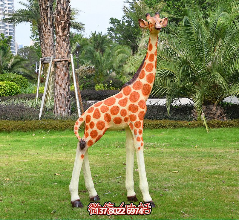 藝術(shù)化玻璃鋼仿真大型長頸鹿雕塑，點(diǎn)綴綠色草坪，讓公園更加美觀