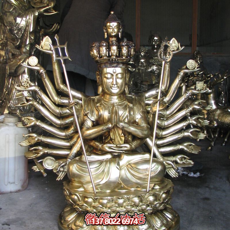 鎏金菩薩雕塑，供奉觀音祈福