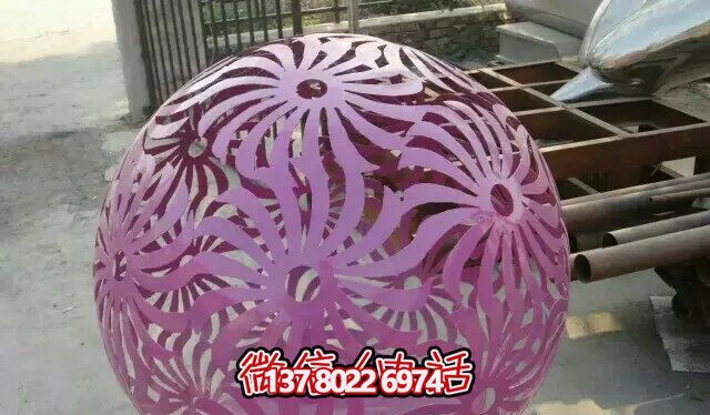 紫色不銹鋼鏤空球雕塑，為花園增添精彩