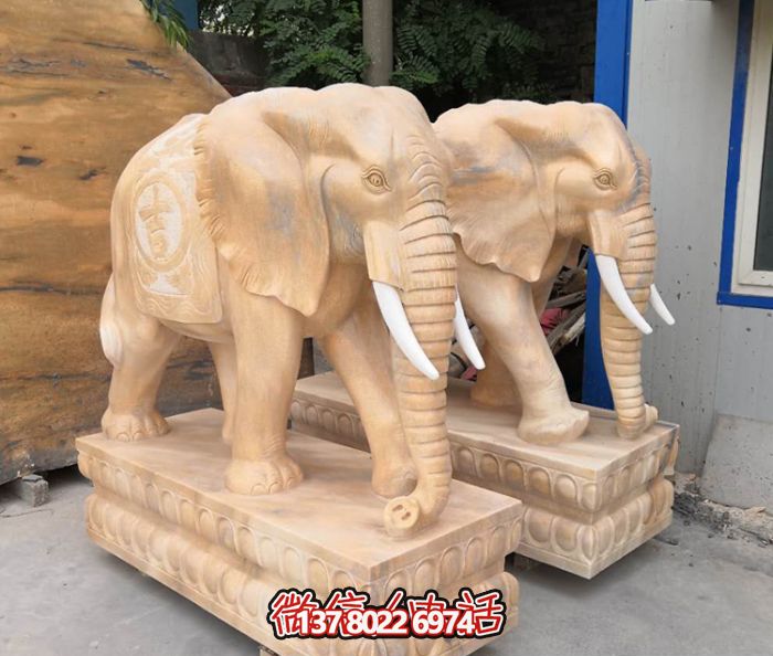 紅色庭院一抹晚霞，一個石雕大象雕塑