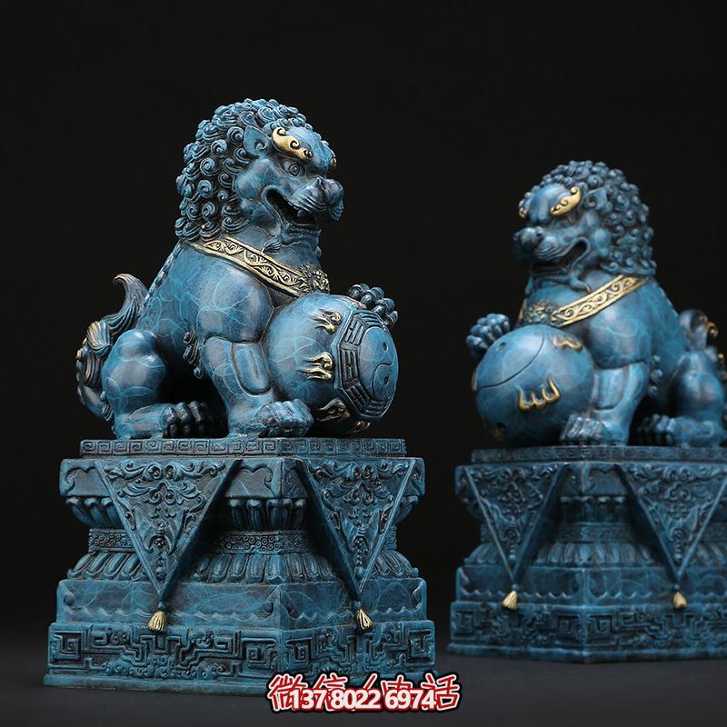 仿古青銅獅子雕塑，為景區(qū)創(chuàng)意增添古樸色彩