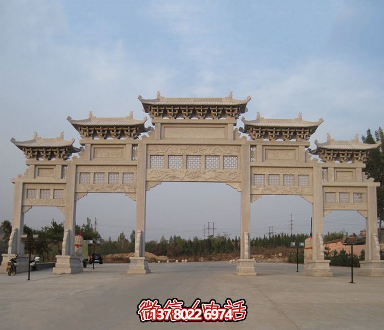 精美大型鏤空牌樓石雕，為公園廣場(chǎng)增添美麗色彩