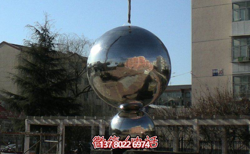 不銹鋼球體雕塑，鏡面反光，室外裝點(diǎn)美化
