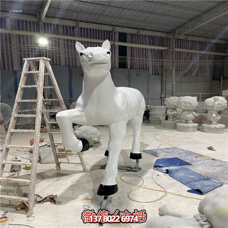 玻璃鋼馬雕塑，點(diǎn)綴戶外園林