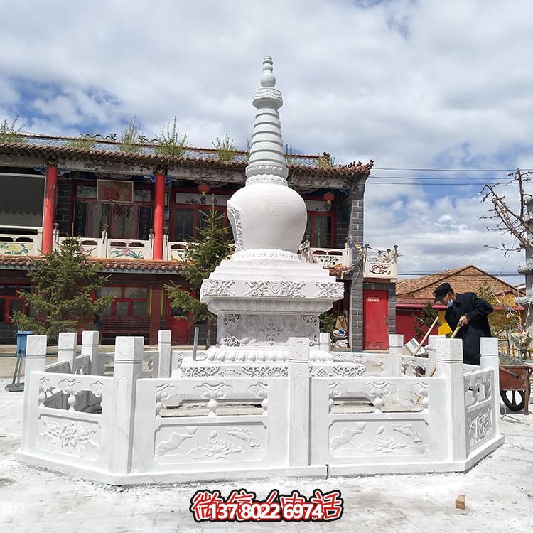 大型石雕舍利塔，宗教寺廟裝置