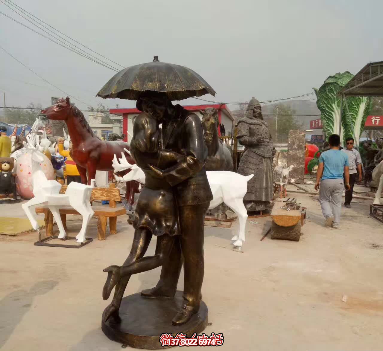 銅雕傘情侶接吻雕塑，在景區(qū)擁抱浪漫