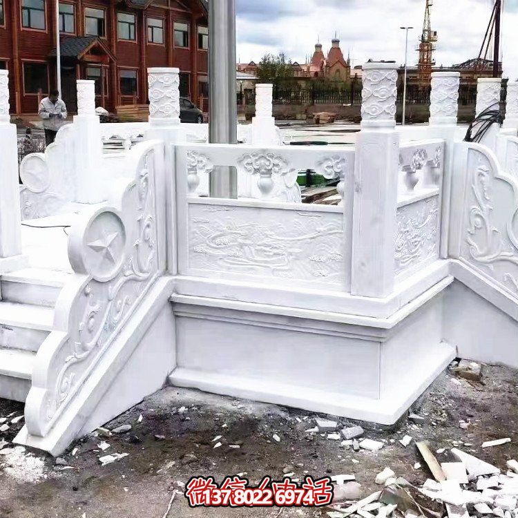 漢白玉升旗臺，做工精美，安全防護欄桿