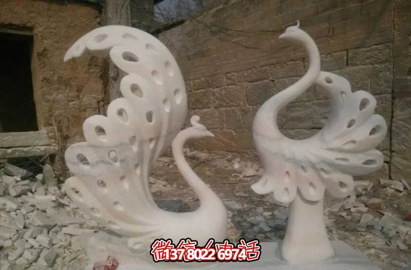 不銹鋼鏤空孔雀雕塑，點(diǎn)綴公園湖邊