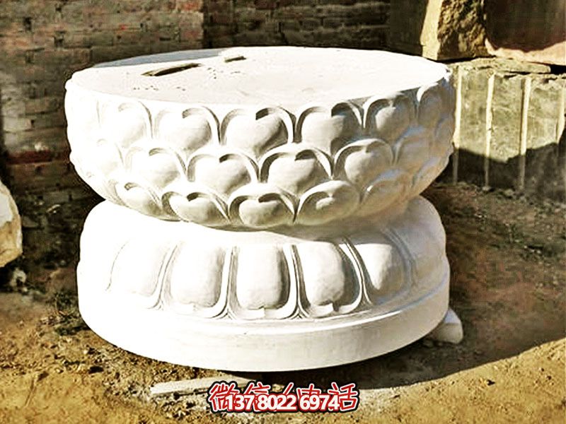 漢白玉制須彌座佛像，以精美圓形飾就古樸寺院