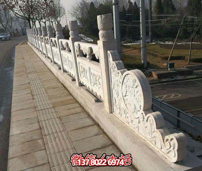 現(xiàn)代城市綠化防護(hù)欄桿，融入自然元素的花崗巖石雕