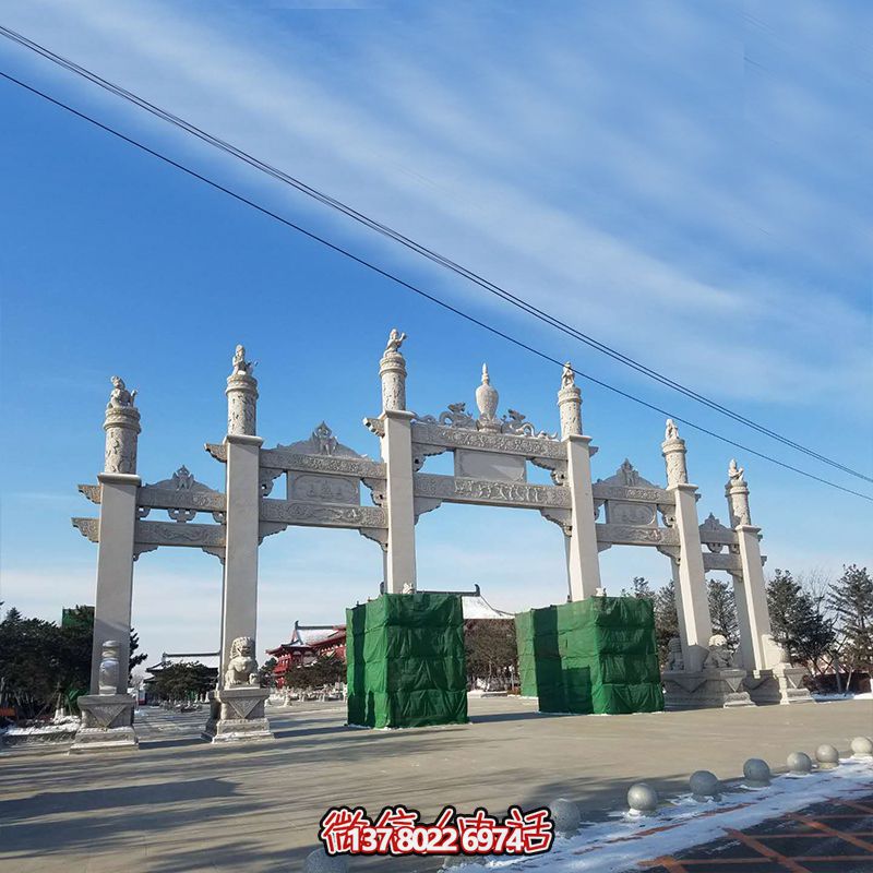 新款漢白玉牌坊，美觀而古樸的石六柱，為寺院和景區(qū)增添靈氣
