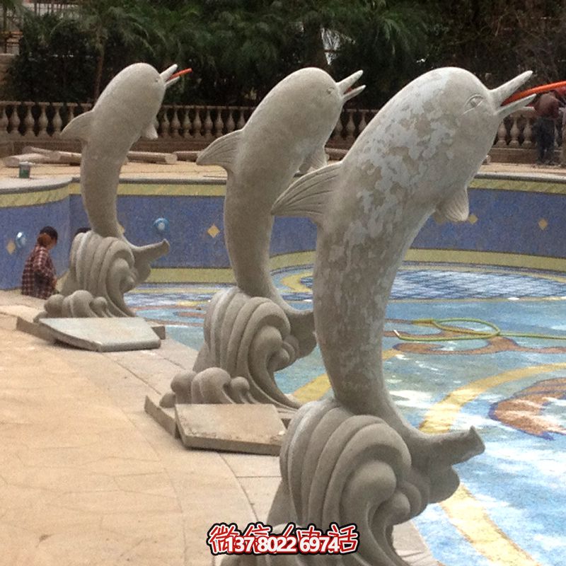 海邊的精美石雕雕塑，讓海豚伴你一起享受美食