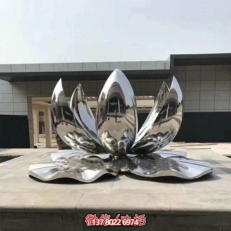 大型不銹鋼蓮花雕塑，鏡面反射景觀