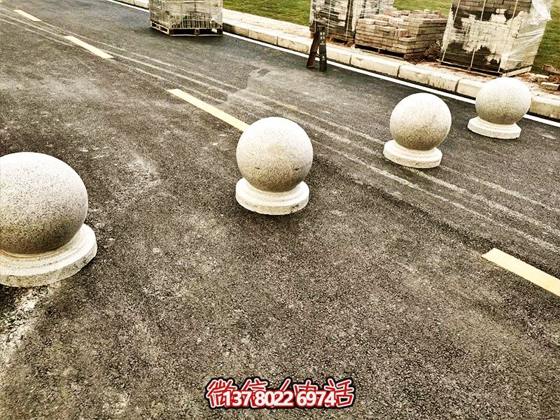 球形路障，為小學(xué)路邊擺放的安全隔離車