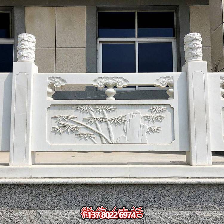 精致古典庭院雕飾浮雕石柱、欄桿、欄板，營造溫馨園林