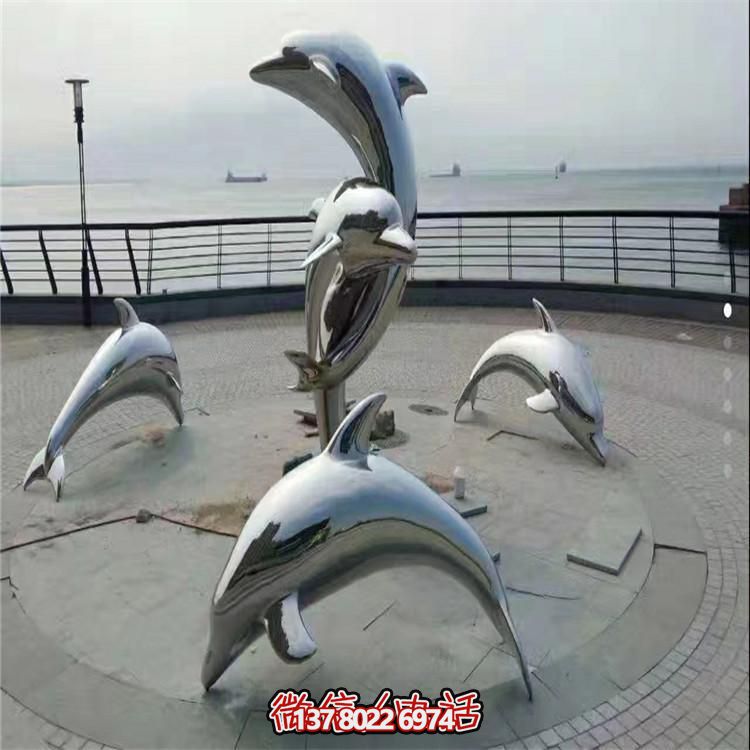 不銹鋼海豚雕塑，讓海邊的廣場更加美觀