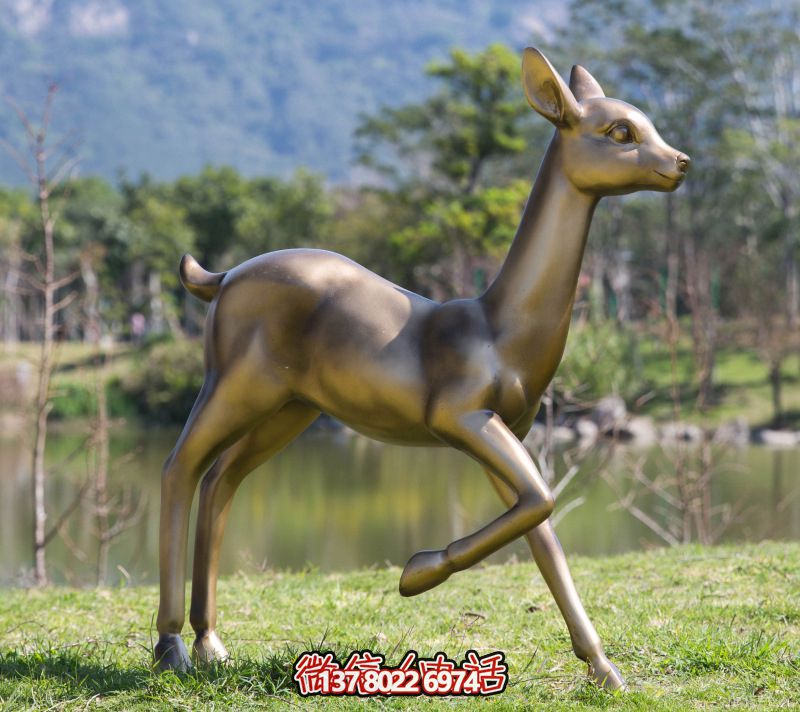 玻璃鋼雕刻仿梅花鹿雕塑，為池塘草坪添彩