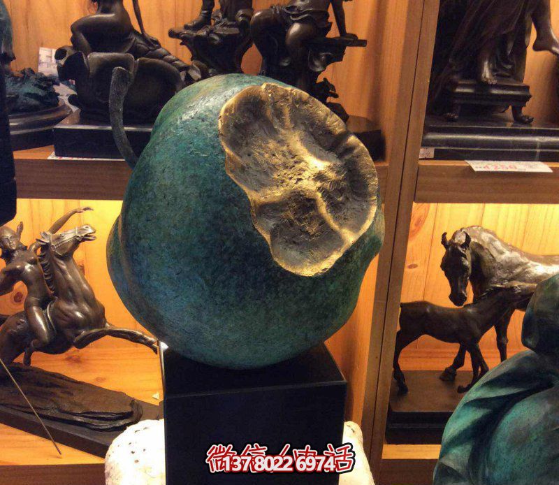 美麗寧靜，自然綠意——欣賞公園銅雕景觀，享受一口新鮮蘋果