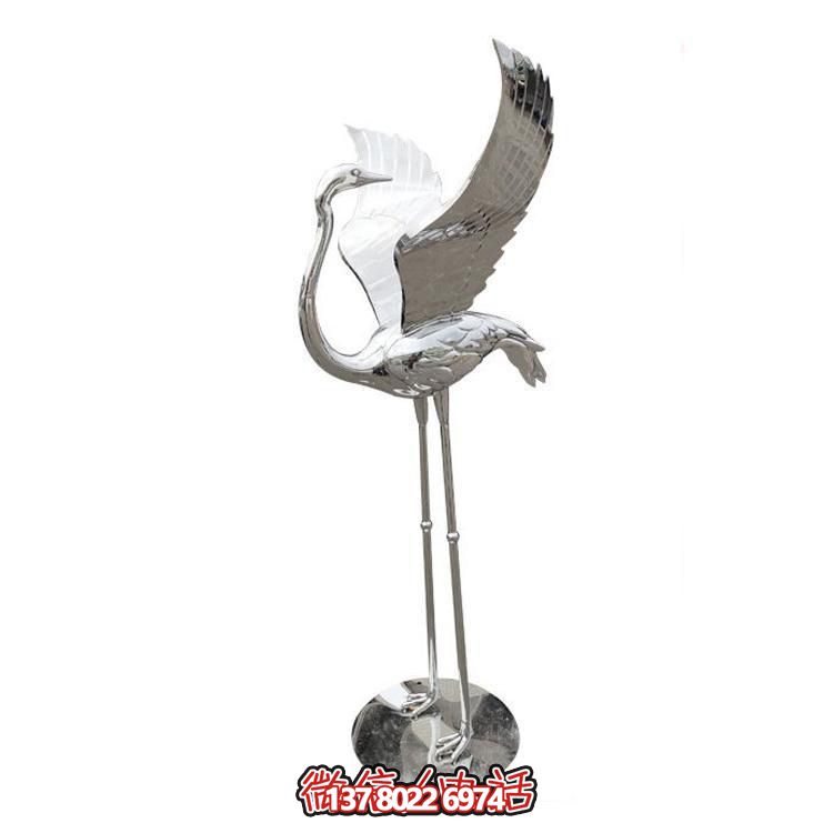 鏡面不銹鋼仙鶴雕塑，質(zhì)樸自然，展翅回頭