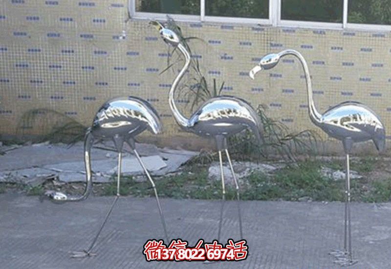 不銹鋼火烈鳥雕塑，完美擺放于室內(nèi)外庭院