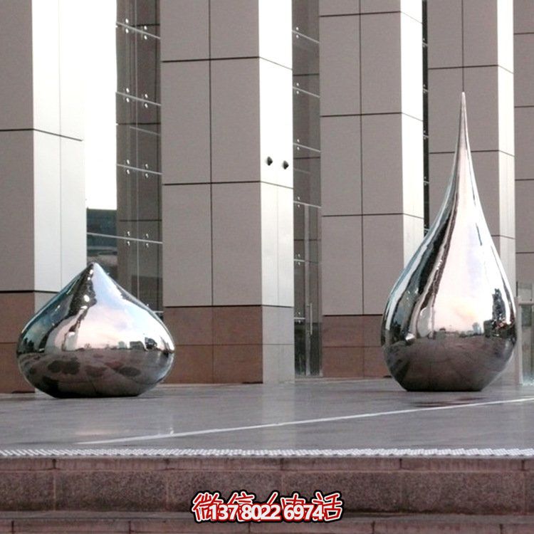 大型不銹鋼水滴異形鏡面雕塑，為廣場增添亮麗風景