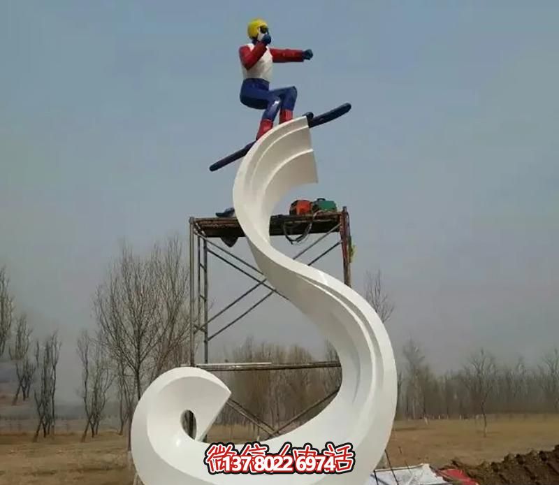 彩繪不銹鋼雕塑，把滑雪運動主題人物雕刻到廣場上
