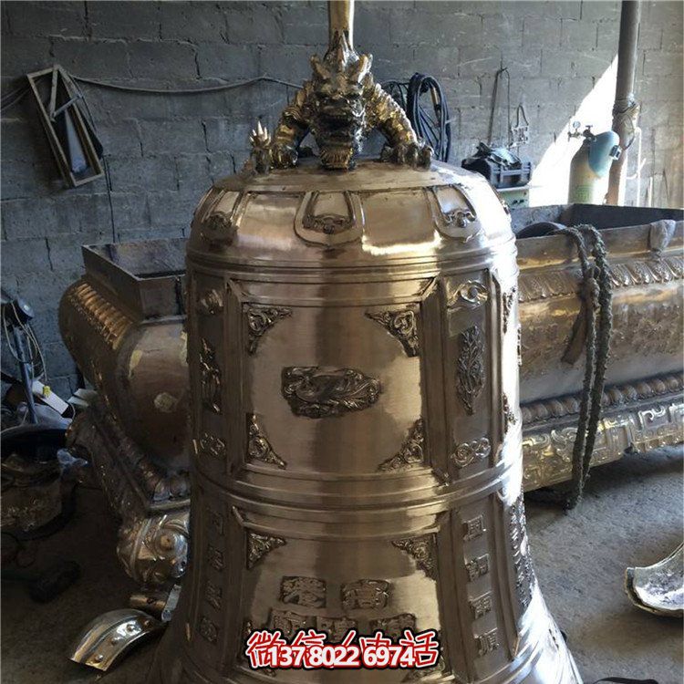 精美銅鐘雕塑，欣賞大型浮雕景觀