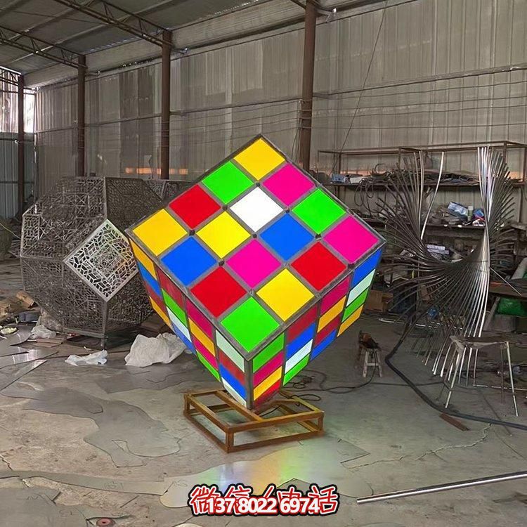 不銹鋼彩繪魔方景觀雕塑，點(diǎn)綴校園廣場