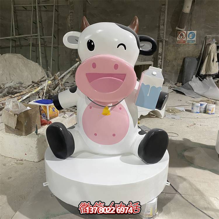 玻璃鋼雕塑，營(yíng)造優(yōu)雅卡通奶牛公仔氣氛