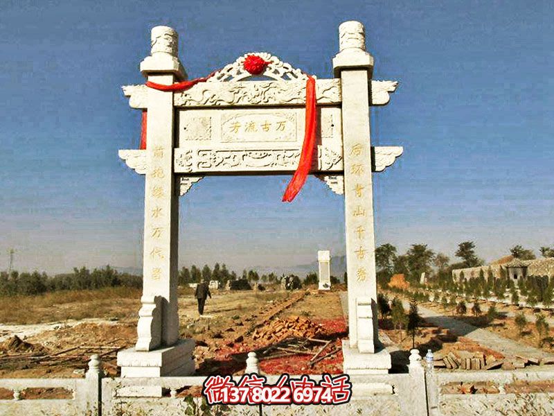 花崗巖簡易牌坊，擺放石墓地