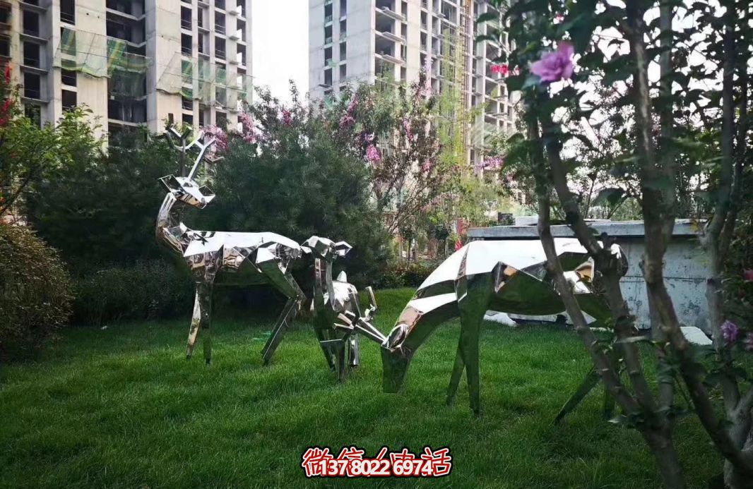 不銹鋼梅花鹿雕塑，讓公園草坪更美麗