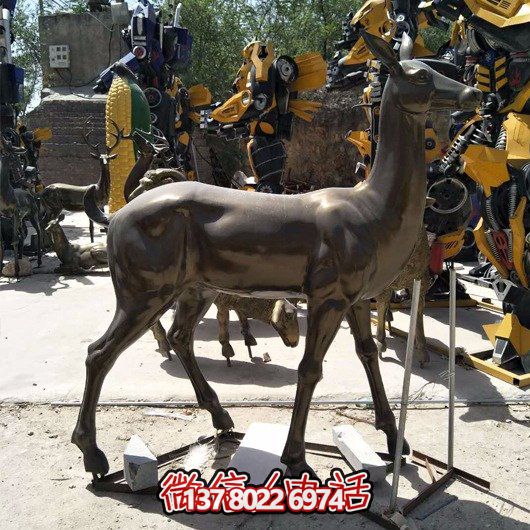 精美雕塑鹿，點綴園林景觀，增添藝術氣息