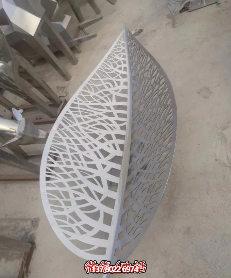 不銹鋼樹葉雕塑，給醫(yī)院藝術(shù)造型帶來絢麗美觀