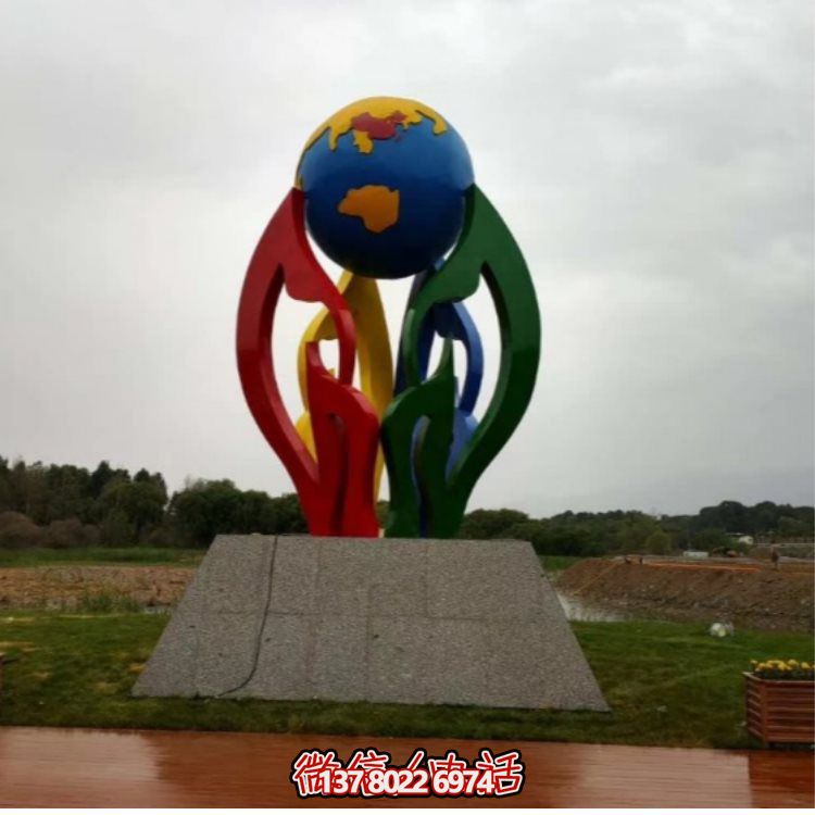 大型不銹鋼彩繪噴漆雕塑，為景區(qū)景觀廣場增色