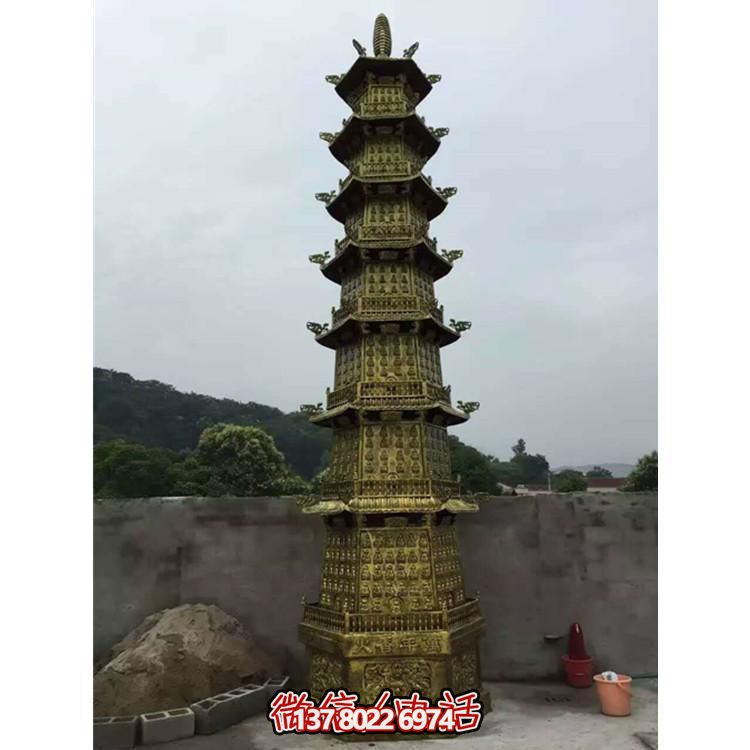 欣賞傳統(tǒng)文化，體驗(yàn)多層銅雕香爐的大型景區(qū)