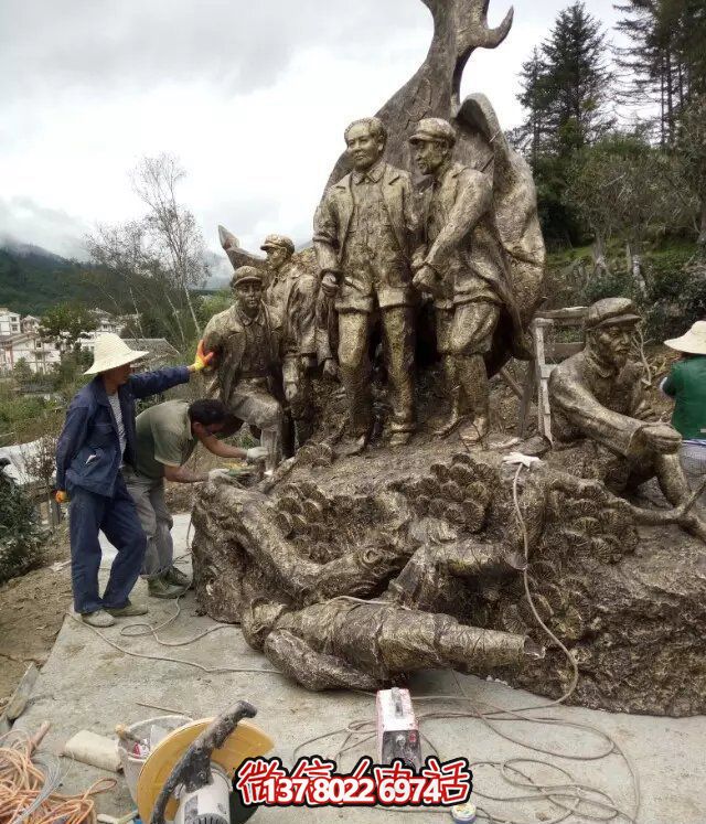 偉人紀念銅雕雕塑，讓廣場上洋溢著熱情