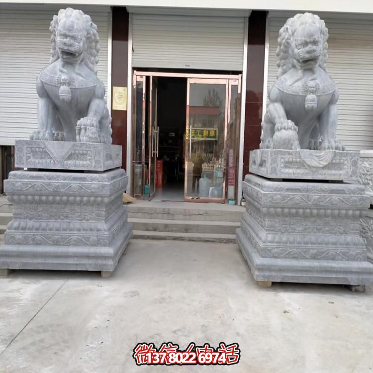 天然青石獅子雕塑，點(diǎn)綴景區(qū)大門