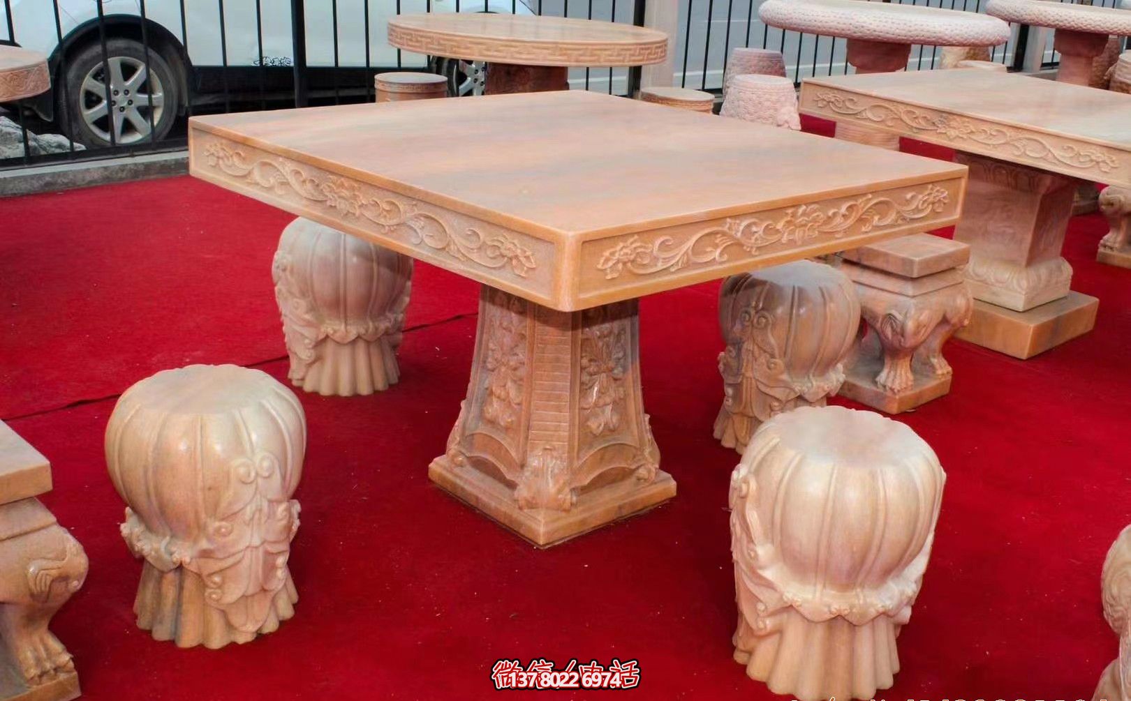 紅色方形石桌凳，欣賞晚霞雕塑，點亮花園廣場