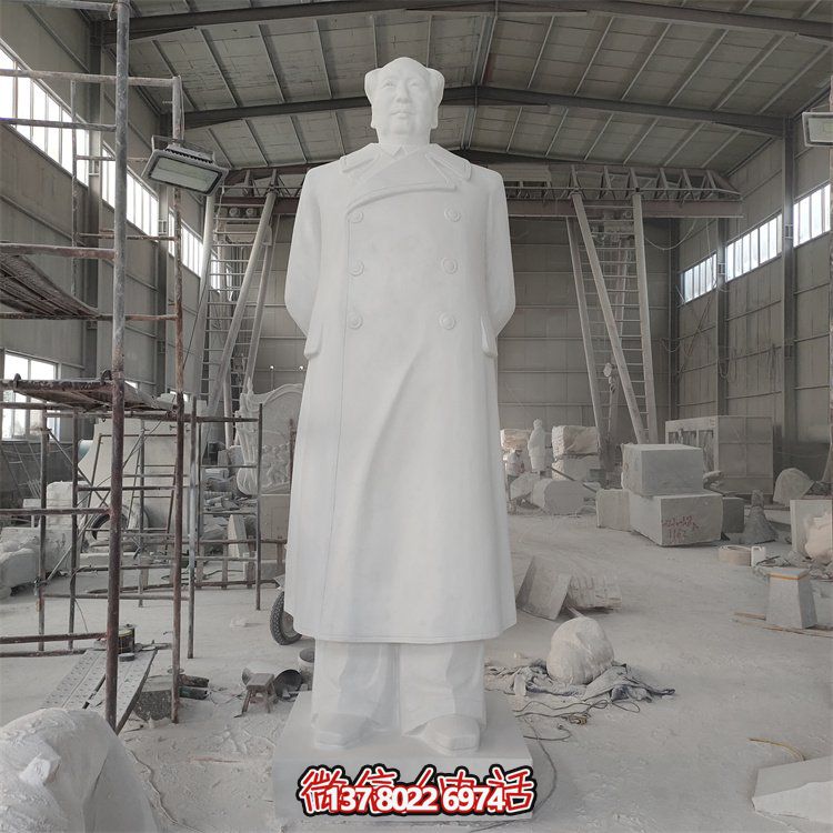 毛澤東雕像，點亮校園廣場