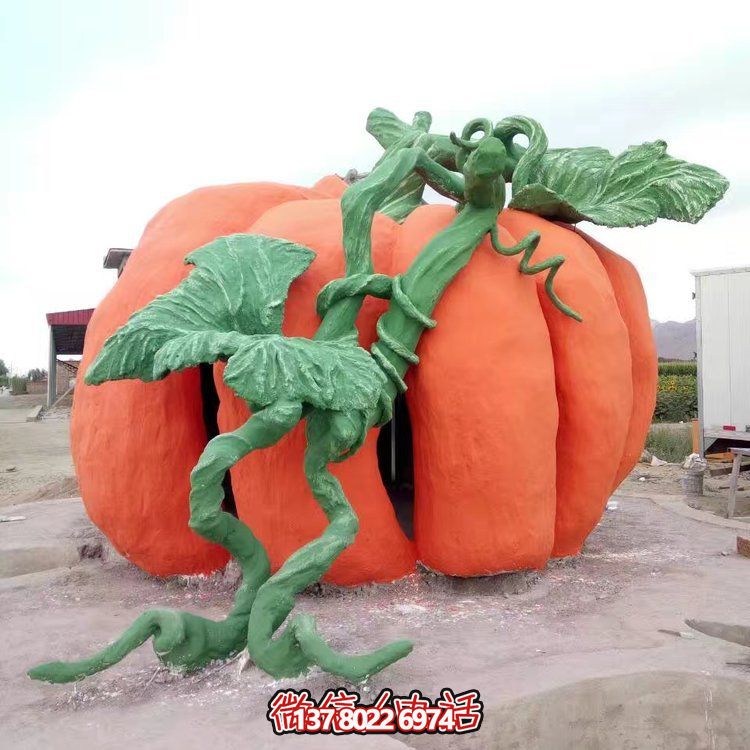 大型仿真南瓜雕塑，增添城市街道景觀