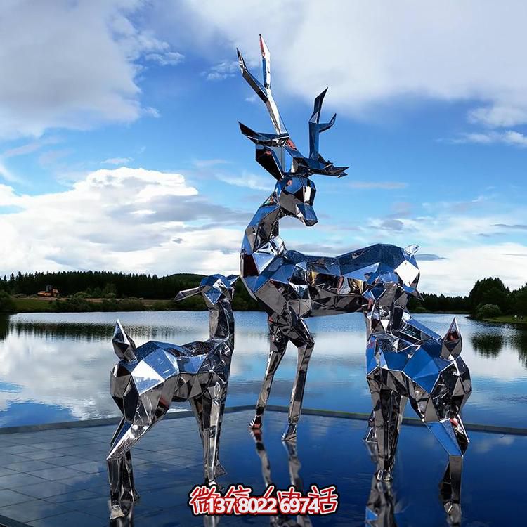 高聳入云的不銹鋼精美幾何雕塑，將公園景觀提升一個(gè)新境界