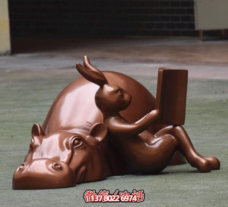 玻璃創(chuàng)意海馬雕塑，擺放于場(chǎng)內(nèi)，點(diǎn)綴你的生活