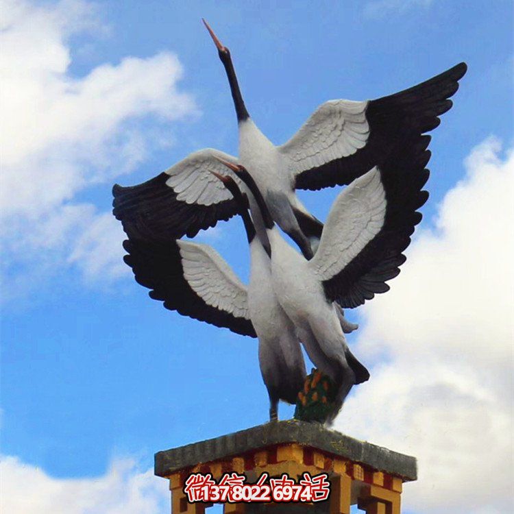 大型玻璃鋼仿真仙鶴雕塑，為公園廣場擺放