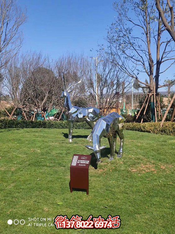 不銹鋼塊面鹿，抬頭鹿，低頭吃草的梅花鹿