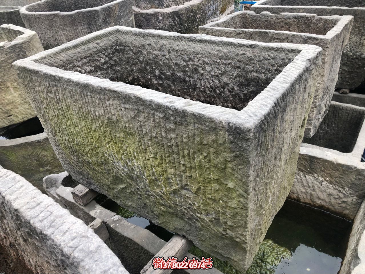 魚(yú)缸麻花木箱青石花盆雕塑