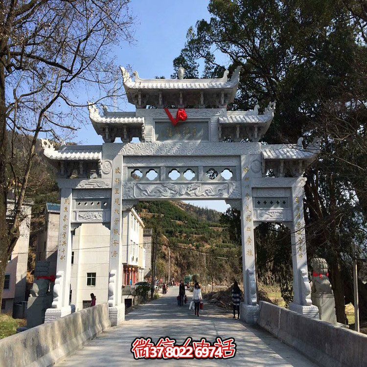 村口石牌坊，三間四柱石雕牌樓