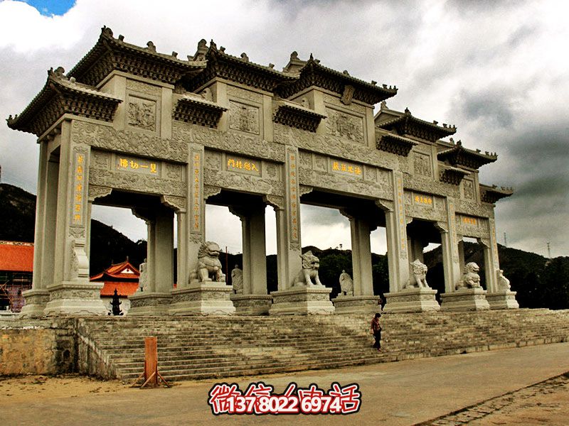 寺院景區(qū)復式斗拱五門石雕牌樓坊