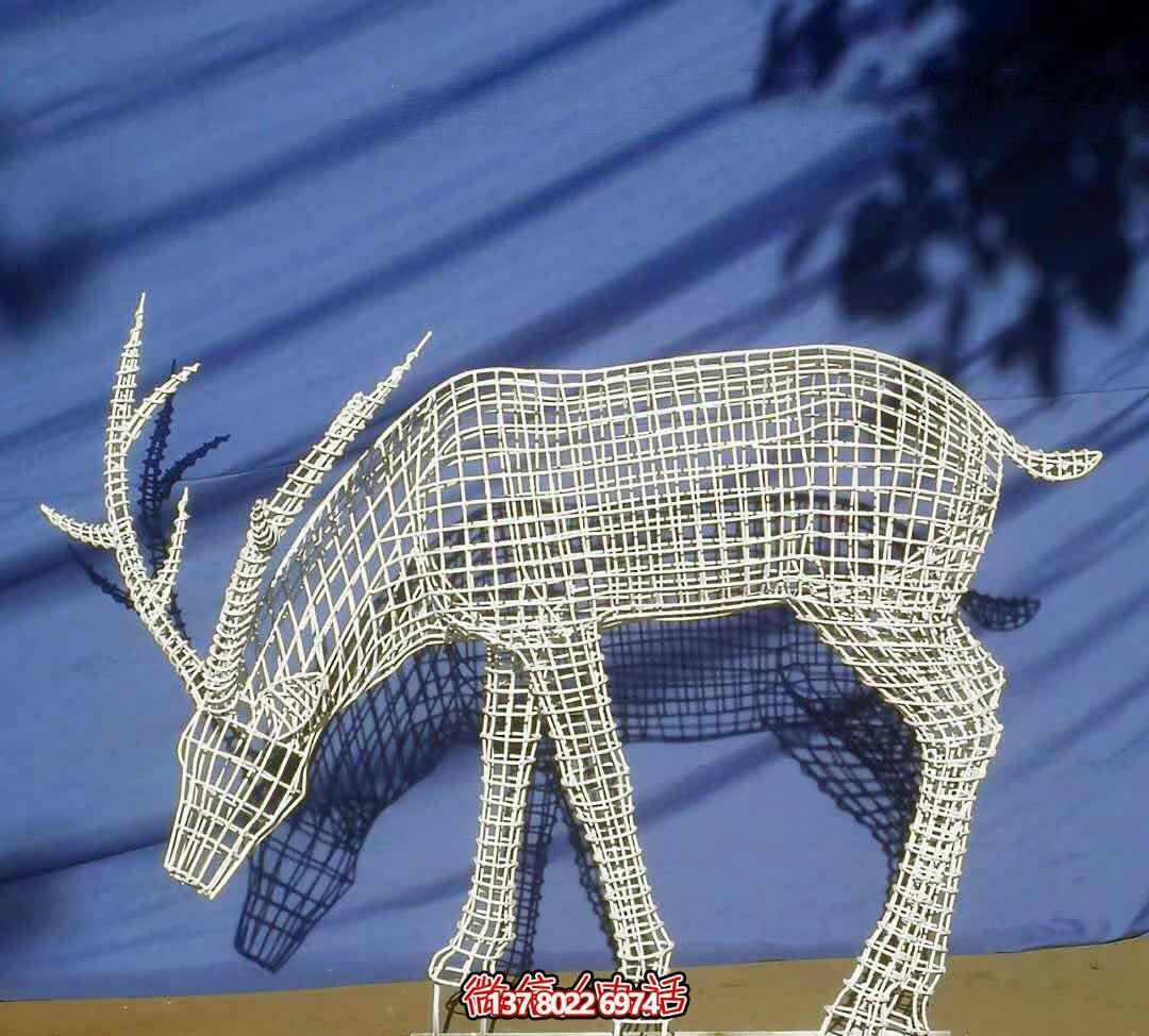 公園內(nèi)景區(qū)不銹鋼鏤空低頭的梅花鹿雕塑