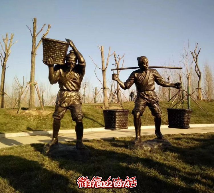 園林草地擺放玻璃鋼仿銅農(nóng)耕文化挑擔扛糧人物雕塑